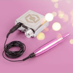 Nemesis Power Supply Silver/roze, Prachtige Permanente make-up set bestaande uit een zilverkleurige Nemesis power supply en een Roze Glovcon PMU-Pen.
