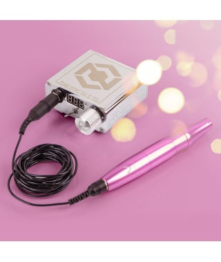 Nemesis Power Supply Silver/roze, Prachtige Permanente make-up set bestaande uit een zilverkleurige Nemesis power supply en een Roze Glovcon PMU-Pen.