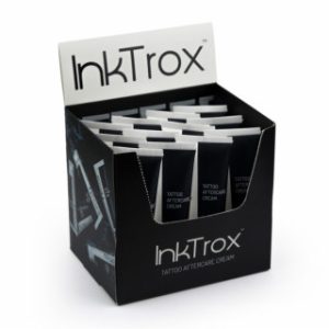 Inktrox Tattoo healing cream 50ml 1 doos van 12 stuks om los te verkopen aan uw klanten Inktrox Tattoo healing cream - Een tattoo-genezende crème - een moderne formule voor een tattoo-genezende crème.