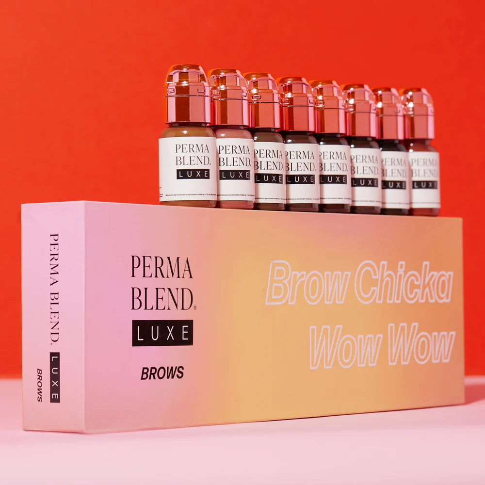 Brow Chicka Wow Wow Set Perma Blend Luxe 8 x 15 ml De Brow Chicka Wow Wow wenkbrauw set is een set met wenkbrauw pigmenten van Perma Blend. De set bevat 8 bestverkochte wenkbrauw pigmenten geschikt voor alle haarkleuren en huidtypen. Iedere kleur in de set is zorgvuldig geselecteerd en behoort tot de meest populaire wenkbrauw pigmenten van Perma Blend LUXE. Je kunt de kleuren uit de set met elkaar mengen. Ook zit de corrector True Copper in de set om extra warmte toe te voegen naar wens.  De set bevat 8 Perma Blend Luxe pigmenten van 15 ml: Toasted Almond: Toasted Almond is geïnspireerd op Perma Blend's klassieke Taupe, het is lichtbruin met een klein beetje koelte en medium dekking. Perfect voor de lichtere huidskleur. Chestnut V2: Chestnut is een warme bruin tint met medium opaciteit. Foxy Brown: Foxy Brown is een medium, koeler donker bruin pigment met een medium opaciteit.  Java: Een volle middenbruin met een vleugje warmte en een medium opaciteit. Coffee: Coffee is een medium, koeler donker bruin pigment met een medium opaciteit. Dit pigment kan ook voor eyeliner gebruikt worden of om lichtere kleuren donkerder te maken. Coffee is een organisch pigment voor fitzpatrick 3, 4, 5. Mahogany: Mahogany is een donker, koeler diep bruin pigment voor wenkbrauwen met hoge opaciteit. Black Umber: Black Umber is een supel koel, donker, bruinzwart wenkbrauw pigment met een hoge opaciteit en zwarte basis. Het pigment heeft een vleugje warmte om in te kunnen spelen op melaninerijke huidtinten. Kan ook gebruikt worden als eyeliner. True Copper: Een warme wenkbrauw modifier. Perfect om elke wenkbrauwkleur op te warmen zonder de hoofdkleur te verlichten. De PMU pigmenten van Perma Blend LUXE zijn van kwaliteit, vegan en speciaal ontwikkeld voor Europa. De LUXE pigmentlijn van Perma Blend is speciaal ontwikkeld om compleet aan de REACH richtlijnen te kunnen voldoen.  Uiteraard is ook deze set van Permablend verkrijgbaar bij het Tattoohuys