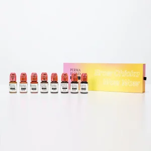 Brow Chicka Wow Wow Set Perma Blend Luxe 8 x 15 ml De Brow Chicka Wow Wow wenkbrauw set is een set met wenkbrauw pigmenten van Perma Blend. De set bevat 8 bestverkochte wenkbrauw pigmenten geschikt voor alle haarkleuren en huidtypen. Iedere kleur in de set is zorgvuldig geselecteerd en behoort tot de meest populaire wenkbrauw pigmenten van Perma Blend LUXE. Je kunt de kleuren uit de set met elkaar mengen. Ook zit de corrector True Copper in de set om extra warmte toe te voegen naar wens.  De set bevat 8 Perma Blend Luxe pigmenten van 15 ml: Toasted Almond: Toasted Almond is geïnspireerd op Perma Blend's klassieke Taupe, het is lichtbruin met een klein beetje koelte en medium dekking. Perfect voor de lichtere huidskleur. Chestnut V2: Chestnut is een warme bruin tint met medium opaciteit. Foxy Brown: Foxy Brown is een medium, koeler donker bruin pigment met een medium opaciteit.  Java: Een volle middenbruin met een vleugje warmte en een medium opaciteit. Coffee: Coffee is een medium, koeler donker bruin pigment met een medium opaciteit. Dit pigment kan ook voor eyeliner gebruikt worden of om lichtere kleuren donkerder te maken. Coffee is een organisch pigment voor fitzpatrick 3, 4, 5. Mahogany: Mahogany is een donker, koeler diep bruin pigment voor wenkbrauwen met hoge opaciteit. Black Umber: Black Umber is een supel koel, donker, bruinzwart wenkbrauw pigment met een hoge opaciteit en zwarte basis. Het pigment heeft een vleugje warmte om in te kunnen spelen op melaninerijke huidtinten. Kan ook gebruikt worden als eyeliner. True Copper: Een warme wenkbrauw modifier. Perfect om elke wenkbrauwkleur op te warmen zonder de hoofdkleur te verlichten. De PMU pigmenten van Perma Blend LUXE zijn van kwaliteit, vegan en speciaal ontwikkeld voor Europa. De LUXE pigmentlijn van Perma Blend is speciaal ontwikkeld om compleet aan de REACH richtlijnen te kunnen voldoen.  Uiteraard is ook deze set van Permablend verkrijgbaar bij het Tattoohuys 