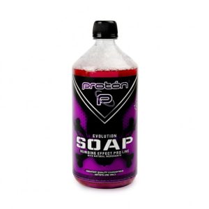 Proton EVOLUTION Zeep Verdovende Effect 1 Liter Proton EVOLUTION Zeep met verdovende Effect 1000ml Ontdek Proton Evolution Soap Numbing Effect – een zeep die weet wat hij doet! Het reinigt niet alleen effectief de huid tijdens het tatoeëren, maar zorgt ook voor een aangenaam verkoelend gevoel. Je klanten kunnen ontspannen in plaats van te kronkelen!  Verdunnen is niet nodig – het is direct uit de fles klaar voor gebruik. Het verzacht en kalmeert irritatie dankzij het extract van Astragalus membranaceus. Aloë vera en panthenol hydrateren en voeden de huid intensief, terwijl menthol zorgt voor een verfrissend, ontspannend gevoel.  Met Proton Soap Numbing Effect kunt u zich blijven concentreren op uw werk en zullen uw klanten zich van begin tot eind op hun gemak voelen.  Belangrijkste kenmerken:  Aangenaam verkoelend gevoel  Verzacht irritatie en ondersteunt het herstel van de huid  Hydrateert diep en kalmeert  Inhoud: 1000 ml 
