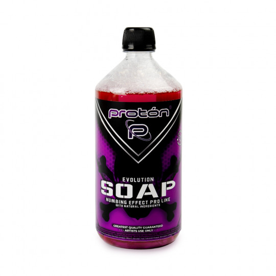 Proton EVOLUTION Soap Numbing Effect 1000mlr Proton EVOLUTION Zeep Verdovende Effect 1 Liter Proton EVOLUTION Zeep met verdovende Effect 1000ml Ontdek Proton Evolution Soap Numbing Effect – een zeep die weet wat hij doet! Het reinigt niet alleen effectief de huid tijdens het tatoeëren, maar zorgt ook voor een aangenaam verkoelend gevoel. Je klanten kunnen ontspannen in plaats van te kronkelen!  Verdunnen is niet nodig – het is direct uit de fles klaar voor gebruik. Het verzacht en kalmeert irritatie dankzij het extract van Astragalus membranaceus. Aloë vera en panthenol hydrateren en voeden de huid intensief, terwijl menthol zorgt voor een verfrissend, ontspannend gevoel.  Met Proton Soap Numbing Effect kunt u zich blijven concentreren op uw werk en zullen uw klanten zich van begin tot eind op hun gemak voelen.  Belangrijkste kenmerken:  Aangenaam verkoelend gevoel  Verzacht irritatie en ondersteunt het herstel van de huid  Hydrateert diep en kalmeert  Inhoud: 1000 ml