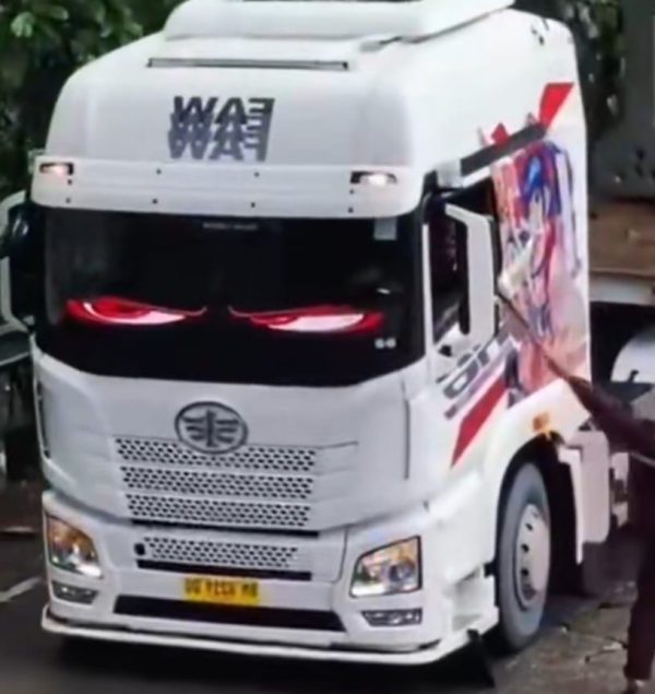 Vrachtwagen ogen truck eyes 200 cm 16 cm hoog Vrachtwagen ogen truck eyes 200 cm 16 cm hoog 1 plaat van 200 cm tijdelijk product voor de vrachtwagen chaufeurs onder ons er zijn 2 varianten ! 200 cm aan 1 stuk 2 platen van  80 cm ze worden gevoed via een vaste aansluiting  of via een 12 volt sigaretten aansteker plug ze hebben meerdere standen, waarbij je bijvoorbeeld sluitende ogen hebt, of rollende puppillen