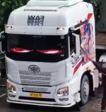 Vrachtwagen ogen truck eyes 2 x 80 cm 16 cm hoog 2 platen van 80 cm tijdelijk product voor de vrachtwagen chaufeurs onder ons er zijn 2 varianten ! 200 cm aan 1 stuk 2 platen van  80 cm ze worden gevoed via een vaste aansluiting  of via een 12 volt sigaretten aansteker plug ze hebben meerdere standen, waarbij je bijvoorbeeld sluitende ogen hebt, of rollende puppillen Vrachtwagen ogen truck eyes 2 x 80 cm 16 cm hoog