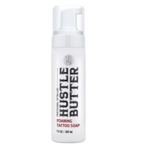 Hustle Butter Foam Wash Soap 207ml Houd de huid van je klant schoon tijdens het hele tatoeageproces met Foaming Tattoo Soap van Hustle Butter! Deze schuimende tatoeagezeep is de perfecte vervanging voor groene zeep en wassen tijdens het proces. Hij reinigt effectief en is tegelijkertijd mild genoeg om de huid van je klant direct te kalmeren.